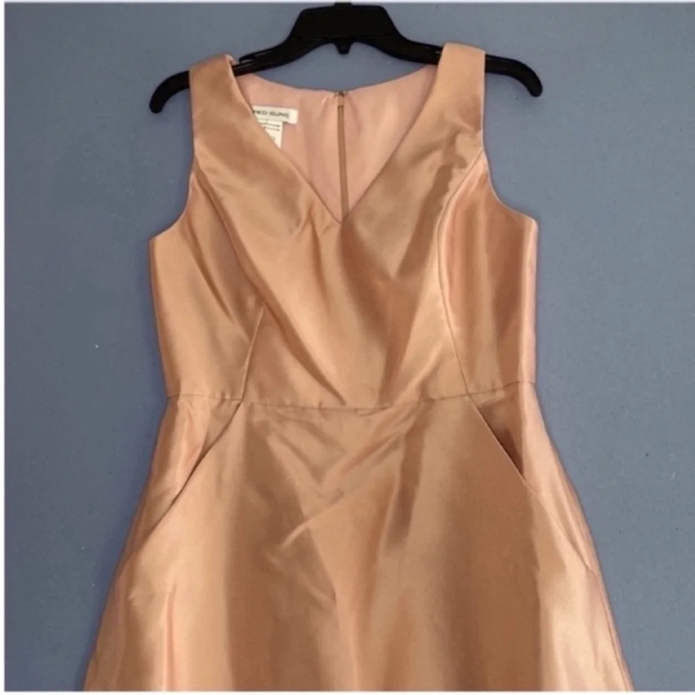Alfred Sung Satin Twill Sleeveless V-Neck Dress Toasted Sugar Light Pink Size 10 - Picture 3 of 10